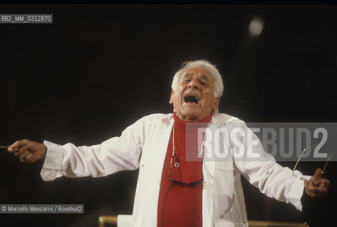 Rome, Pius XII Auditorium (concert hall of the Santa Cecilia Academy Orchestra), 1989. Musician Leonard Bernstein conducting a rehearsal / Roma, Auditorium Pio XII (sede dei concerti dellorchestra dellAccademia nazionale di Santa Cecilia), 1989. Leonard Bernstein mentre dirige una prova - ©Marcello Mencarini/Rosebud2