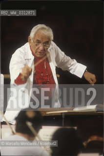 Rome, Pius XII Auditorium (concert hall of the Santa Cecilia Academy Orchestra), 1989. Musician Leonard Bernstein conducting a rehearsal / Roma, Auditorium Pio XII (sede dei concerti dellorchestra dellAccademia nazionale di Santa Cecilia), 1989. Leonard Bernstein mentre dirige una prova - ©Marcello Mencarini/Rosebud2