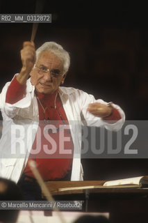 Rome, Pius XII Auditorium (concert hall of the Santa Cecilia Academy Orchestra), 1989. Musician Leonard Bernstein conducting a rehearsal / Roma, Auditorium Pio XII (sede dei concerti dellorchestra dellAccademia nazionale di Santa Cecilia), 1989. Leonard Bernstein mentre dirige una prova - ©Marcello Mencarini/Rosebud2