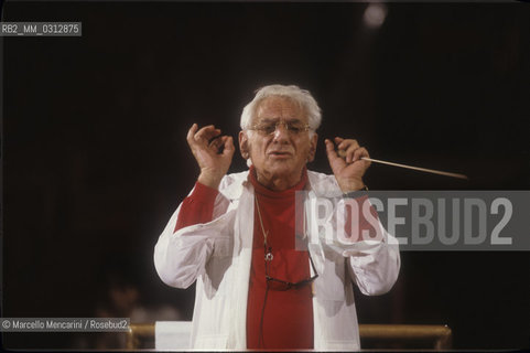 Rome, Pius XII Auditorium (concert hall of the Santa Cecilia Academy Orchestra), 1989. Musician Leonard Bernstein conducting a rehearsal / Roma, Auditorium Pio XII (sede dei concerti dellorchestra dellAccademia nazionale di Santa Cecilia), 1989. Leonard Bernstein mentre dirige una prova - ©Marcello Mencarini/Rosebud2