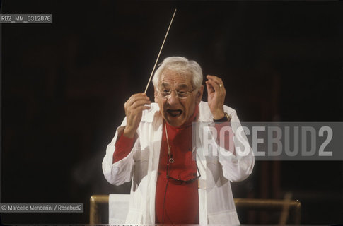 Rome, Pius XII Auditorium (concert hall of the Santa Cecilia Academy Orchestra), 1989. Musician Leonard Bernstein conducting a rehearsal / Roma, Auditorium Pio XII (sede dei concerti dellorchestra dellAccademia nazionale di Santa Cecilia), 1989. Leonard Bernstein mentre dirige una prova - ©Marcello Mencarini/Rosebud2
