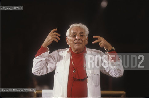 Rome, Pius XII Auditorium (concert hall of the Santa Cecilia Academy Orchestra), 1989. Musician Leonard Bernstein conducting a rehearsal / Roma, Auditorium Pio XII (sede dei concerti dellorchestra dellAccademia nazionale di Santa Cecilia), 1989. Leonard Bernstein mentre dirige una prova - ©Marcello Mencarini/Rosebud2