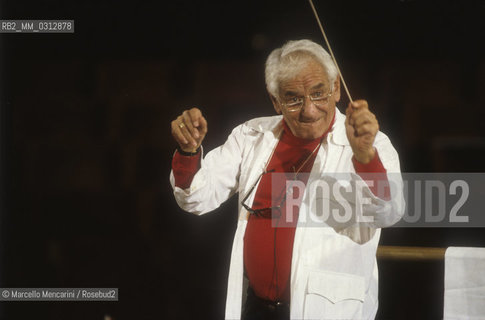 Rome, Pius XII Auditorium (concert hall of the Santa Cecilia Academy Orchestra), 1989. Musician Leonard Bernstein conducting a rehearsal / Roma, Auditorium Pio XII (sede dei concerti dellorchestra dellAccademia nazionale di Santa Cecilia), 1989. Leonard Bernstein mentre dirige una prova - ©Marcello Mencarini/Rosebud2