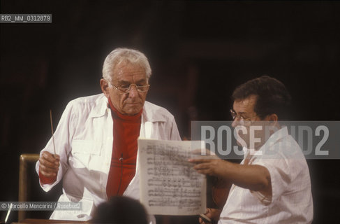 Rome, Pius XII Auditorium (concert hall of the Santa Cecilia Academy Orchestra), 1989. Musician Leonard Bernstein and violinist Angelo Stefanato during a rehearsal / Roma, Auditorium Pio XII (sede dei concerti dellorchestra dellAccademia nazionale di Santa Cecilia), 1989. Leonard Bernstein e il violinista Angelo Stefanato durante una prova - ©Marcello Mencarini/Rosebud2