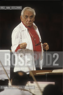 Rome, Pius XII Auditorium (concert hall of the Santa Cecilia Academy Orchestra), 1989. Musician Leonard Bernstein conducting a rehearsal / Roma, Auditorium Pio XII (sede dei concerti dellorchestra dellAccademia nazionale di Santa Cecilia), 1989. Leonard Bernstein mentre dirige una prova - ©Marcello Mencarini/Rosebud2