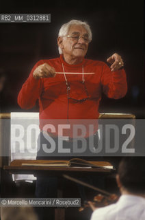 Rome, Pius XII Auditorium (concert hall of the Santa Cecilia Academy Orchestra), 1989. Musician Leonard Bernstein conducting a rehearsal / Roma, Auditorium Pio XII (sede dei concerti dellorchestra dellAccademia nazionale di Santa Cecilia), 1989. Leonard Bernstein mentre dirige una prova - ©Marcello Mencarini/Rosebud2