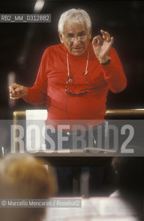 Rome, Pius XII Auditorium (concert hall of the Santa Cecilia Academy Orchestra), 1989. Musician Leonard Bernstein conducting a rehearsal / Roma, Auditorium Pio XII (sede dei concerti dellorchestra dellAccademia nazionale di Santa Cecilia), 1989. Leonard Bernstein mentre dirige una prova - ©Marcello Mencarini/Rosebud2