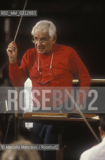 Rome, Pius XII Auditorium (concert hall of the Santa Cecilia Academy Orchestra), 1989. Musician Leonard Bernstein conducting a rehearsal / Roma, Auditorium Pio XII (sede dei concerti dellorchestra dellAccademia nazionale di Santa Cecilia), 1989. Leonard Bernstein mentre dirige una prova - ©Marcello Mencarini/Rosebud2