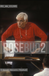 Rome, Pius XII Auditorium (concert hall of the Santa Cecilia Academy Orchestra), 1989. Musician Leonard Bernstein conducting a rehearsal / Roma, Auditorium Pio XII (sede dei concerti dellorchestra dellAccademia nazionale di Santa Cecilia), 1989. Leonard Bernstein mentre dirige una prova - ©Marcello Mencarini/Rosebud2