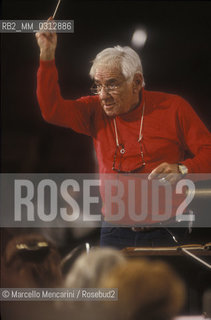 Rome, Pius XII Auditorium (concert hall of the Santa Cecilia Academy Orchestra), 1989. Musician Leonard Bernstein conducting a rehearsal / Roma, Auditorium Pio XII (sede dei concerti dellorchestra dellAccademia nazionale di Santa Cecilia), 1989. Leonard Bernstein mentre dirige una prova - ©Marcello Mencarini/Rosebud2