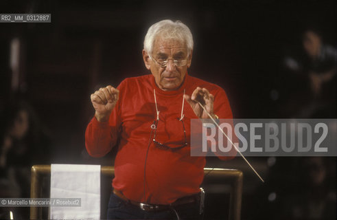 Rome, Pius XII Auditorium (concert hall of the Santa Cecilia Academy Orchestra), 1989. Musician Leonard Bernstein conducting a rehearsal / Roma, Auditorium Pio XII (sede dei concerti dellorchestra dellAccademia nazionale di Santa Cecilia), 1989. Leonard Bernstein mentre dirige una prova - ©Marcello Mencarini/Rosebud2