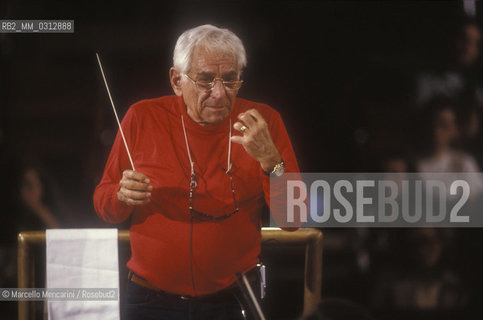 Rome, Pius XII Auditorium (concert hall of the Santa Cecilia Academy Orchestra), 1989. Musician Leonard Bernstein conducting a rehearsal / Roma, Auditorium Pio XII (sede dei concerti dellorchestra dellAccademia nazionale di Santa Cecilia), 1989. Leonard Bernstein mentre dirige una prova - ©Marcello Mencarini/Rosebud2