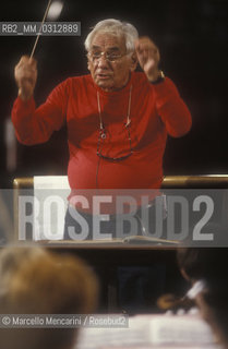 Rome, Pius XII Auditorium (concert hall of the Santa Cecilia Academy Orchestra), 1989. Musician Leonard Bernstein conducting a rehearsal / Roma, Auditorium Pio XII (sede dei concerti dellorchestra dellAccademia nazionale di Santa Cecilia), 1989. Leonard Bernstein mentre dirige una prova - ©Marcello Mencarini/Rosebud2