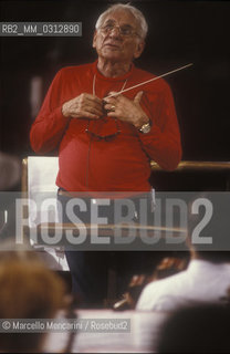 Rome, Pius XII Auditorium (concert hall of the Santa Cecilia Academy Orchestra), 1989. Musician Leonard Bernstein conducting a rehearsal / Roma, Auditorium Pio XII (sede dei concerti dellorchestra dellAccademia nazionale di Santa Cecilia), 1989. Leonard Bernstein mentre dirige una prova - ©Marcello Mencarini/Rosebud2