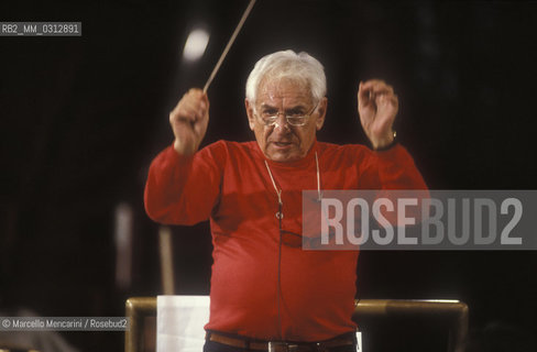 Rome, Pius XII Auditorium (concert hall of the Santa Cecilia Academy Orchestra), 1989. Musician Leonard Bernstein conducting a rehearsal / Roma, Auditorium Pio XII (sede dei concerti dellorchestra dellAccademia nazionale di Santa Cecilia), 1989. Leonard Bernstein mentre dirige una prova - ©Marcello Mencarini/Rosebud2