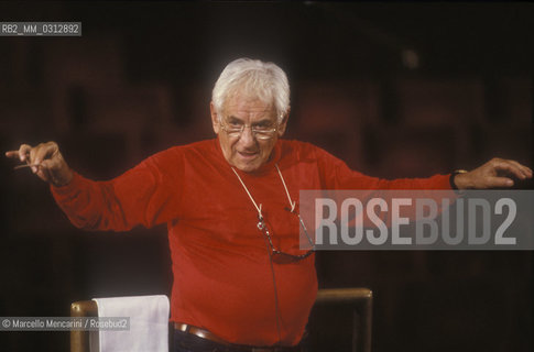 Rome, Pius XII Auditorium (concert hall of the Santa Cecilia Academy Orchestra), 1989. Musician Leonard Bernstein conducting a rehearsal / Roma, Auditorium Pio XII (sede dei concerti dellorchestra dellAccademia nazionale di Santa Cecilia), 1989. Leonard Bernstein mentre dirige una prova - ©Marcello Mencarini/Rosebud2