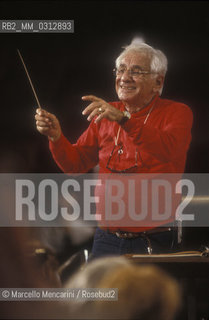 Rome, Pius XII Auditorium (concert hall of the Santa Cecilia Academy Orchestra), 1989. Musician Leonard Bernstein conducting a rehearsal / Roma, Auditorium Pio XII (sede dei concerti dellorchestra dellAccademia nazionale di Santa Cecilia), 1989. Leonard Bernstein mentre dirige una prova - ©Marcello Mencarini/Rosebud2