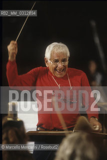 Rome, Pius XII Auditorium (concert hall of the Santa Cecilia Academy Orchestra), 1989. Musician Leonard Bernstein conducting a rehearsal / Roma, Auditorium Pio XII (sede dei concerti dellorchestra dellAccademia nazionale di Santa Cecilia), 1989. Leonard Bernstein mentre dirige una prova - ©Marcello Mencarini/Rosebud2