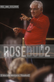 Rome, Pius XII Auditorium (concert hall of the Santa Cecilia Academy Orchestra), 1989. Musician Leonard Bernstein conducting a rehearsal / Roma, Auditorium Pio XII (sede dei concerti dellorchestra dellAccademia nazionale di Santa Cecilia), 1989. Leonard Bernstein mentre dirige una prova - ©Marcello Mencarini/Rosebud2