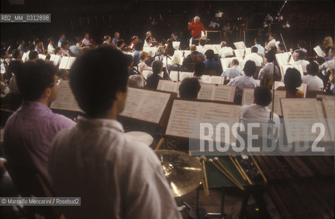 Rome, Pius XII Auditorium (concert hall of the Santa Cecilia Academy Orchestra), 1989. Musician Leonard Bernstein conducting a rehearsal with the Santa Cecilia Academy Orchestra / Roma, Auditorium Pio XII (sede dei concerti dellorchestra dellAccademia nazionale di Santa Cecilia), 1989. Leonard Bernstein mentre dirige una prova con lOrchestra dellAccademia di Santa Cecilia - ©Marcello Mencarini/Rosebud2