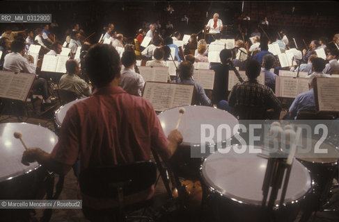 Rome, Pius XII Auditorium (concert hall of the Santa Cecilia Academy Orchestra), 1989. Musician Leonard Bernstein conducting a rehearsal with the Santa Cecilia Academy Orchestra / Roma, Auditorium Pio XII (sede dei concerti dellorchestra dellAccademia nazionale di Santa Cecilia), 1989. Leonard Bernstein mentre dirige una prova con lOrchestra dellAccademia di Santa Cecilia - ©Marcello Mencarini/Rosebud2