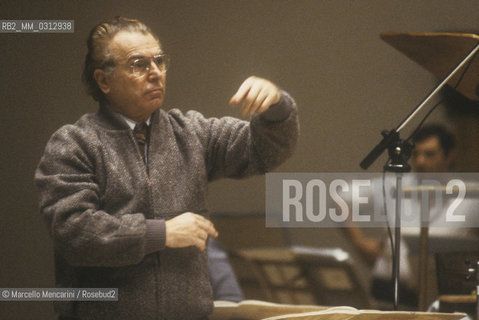 Italian conductor and choirmaster Giulio Bertola (1981) / Giulio Bertola, direttore dorchestra e maestro del coro (1981) - ©Marcello Mencarini/Rosebud2