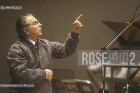 Italian conductor and choirmaster Giulio Bertola (1981) / Giulio Bertola, direttore dorchestra e maestro del coro (1981) - ©Marcello Mencarini/Rosebud2