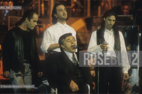 Italian singer-songwriter Pierangelo Bertoli and the Tazenda performing the song Spunta la luna dal monte (Tick the moon from the mountain) / Festival di Sanremo 1991. Il cantautore Pierangelo Bertoli e i Tazenda cantano Spunta la luna dal monte - ©Marcello Mencarini/Rosebud2