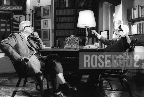 Italian journalist Enzo Biagi interviewing former president of Italy Giovanni Leone in his house / Il giornalista Enzo Biagi mentre intervista lex presidente della repubblica italiana Giovanni Leone a casa sua - ©Marcello Mencarini/Rosebud2