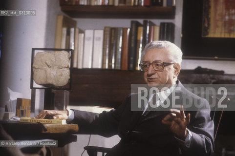 Former president resident of Italy Giovanni Leone in his house during an interview by journalist Enzo Biagi / Lex presidente della repubblica italiana Giovanni Leone nella sua casa mentre è intervistato dal giornalista Enzo Biagi - ©Marcello Mencarini/Rosebud2