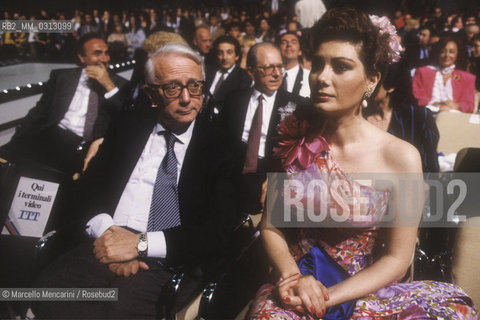 Italian journalist Enzo Biagi and French actress Edwige Fenech (about 1985) / Il giornalista Enzo Biagi e lattrice Edwige Fenech (1985 circa) - ©Marcello Mencarini/Rosebud2