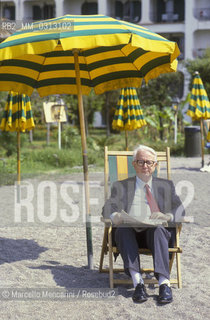 Giardini Naxos (Messina), 1986. Italian journalist Enzo Biagi -at Giardini Naxos to attend the National Award for Television Direction- on the beach of the Hilton Hotel / Giardini Naxos (Messina), 1986. Il giornalista Enzo Biagi -a Giardini Naxos per partecipare al Premio nazionale regia televisiva- sulla spiaggia dellHotel Hilton - ©Marcello Mencarini/Rosebud2