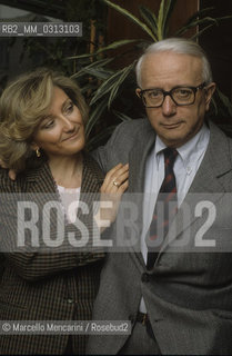 Milan, about 1988. Italian journalist Enzo Biagi in his house with his daughter Bice Biagi / Milano, 1988 circa. Il giornalista Enzo Biagi nella sua casa con la figlia Bice Biagi - ©Marcello Mencarini/Rosebud2