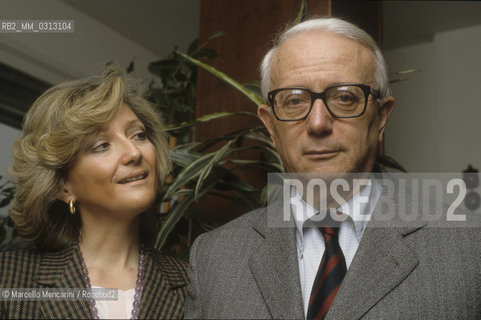 Milan, about 1988. Italian journalist Enzo Biagi in his house with his daughter Bice Biagi / Milano, 1988 circa. Il giornalista Enzo Biagi nella sua casa con la figlia Bice Biagi - ©Marcello Mencarini/Rosebud2
