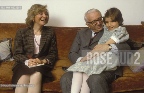 Milan, about 1988. Italian journalist Enzo Biagi in his house with his daughter Bice Biag and his granddaughter Lucia Massarotti / Milano, 1988 circa. Il giornalista Enzo Biagi nella sua casa con la figlia Bicei Biagi e la nipote Lucia Massarotti - ©Marcello Mencarini/Rosebud2
