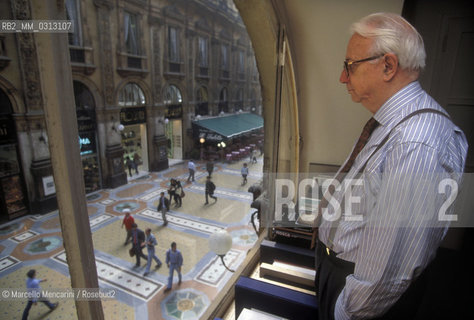 Italian journalist Enzo Biagi in his office in Galleria Vittorio Emanuele II in Milan (1995) / Il giornalista Enzo Biagi nel suo ufficio in galleria Vittorio Emanuele II a Milano (1995) - ©Marcello Mencarini/Rosebud2