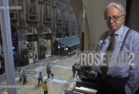 Italian journalist Enzo Biagi in his office in Galleria Vittorio Emanuele II in Milan (1995) / Il giornalista Enzo Biagi nel suo ufficio in galleria Vittorio Emanuele II a Milano (1995) - ©Marcello Mencarini/Rosebud2