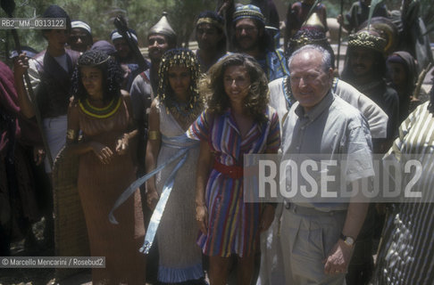 Ouarzazate, Morocco, 1993. Chairman of Lux Vide Production Company, Ettore Bernabei, his daughter Matilde and some background actors on the set of the TV movie The Bible: Abraham / Ouarzazate, Marocco, 1993. Ettore Bernabei, presidente della casa di produzione cinematografica Lux Vide, sua figlia Matilde e alcune comparse sul set del film per la TV La Bibbia: Abramo - ©Marcello Mencarini/Rosebud2