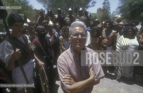 Ouarzazate, Morocco, 1993. Italian costume designer Enrico Sabatini  with some background actors of the TV movie The bible: Abraham / Ouarzazate, Marocco, 1993. Il costumista Enrico Sabbatini con le comparse del film per la TV La Bibbia: Abraham - ©Marcello Mencarini/Rosebud2