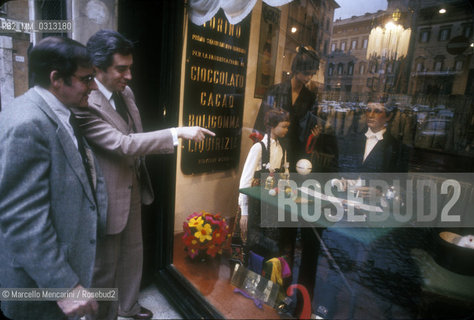 Rome, 1986. Italian conjurer Tony Binarelli in a magic tricks store / Roma, 1986. Il prestigiatore Tony Binarelli in un negozio di giochi di prestigio - ©Marcello Mencarini/Rosebud2