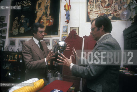 Rome, 1986. Italian conjurer Tony Binarelli in a magic tricks store / Roma, 1986. Il prestigiatore Tony Binarelli in un negozio di giochi di prestigio - ©Marcello Mencarini/Rosebud2