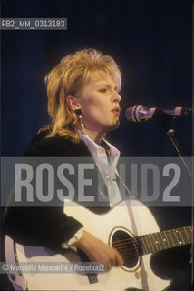Sanremo Music Festival 1990. Italian pop singer Lena Biolcati performing the song Amori (Loves) / Festival di Sanremo 1990. La cantante Lena Biolcati canta la canzone Amori - ©Marcello Mencarini/Rosebud2
