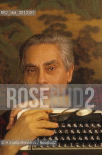Rome 1987. Italian movie critic Guglielmo Biraghi in his house / Roma 1987. Il critico cinematografico Guglielmo Biraghi nella sua casa - ©Marcello Mencarini/Rosebud2