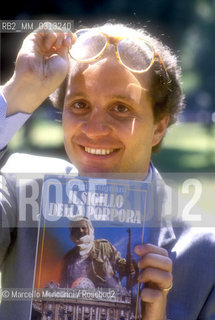 Italian journalist Luigi Bisignani showing his book Il sigillo della porpora (The seal of the purple), 1988 / Il giornalista Luigi Bisignani mostra il suo libro Il sigillo della porpora, 1988 - ©Marcello Mencarini/Rosebud2