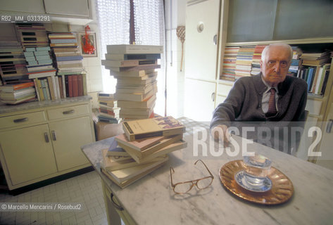Milan, 1995. Italian literary critic Carlo Bo in the kitchen of his home / Milano, 1995. Il critico letterario Carlo Bo nella cucina della sua casa - ©Marcello Mencarini/Rosebud2