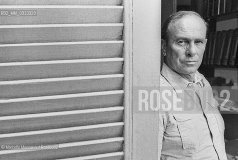 Milan, 1979. Italian journalist Giorgio Bocca in his home / Milan, 1979. Il giornalista Giorgio Bocca nella sua casa - ©Marcello Mencarini/Rosebud2