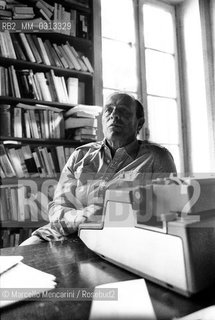 Milan, 1979. Italian journalist Giorgio Bocca in his home / Milan, 1979. Il giornalista Giorgio Bocca nella sua casa - ©Marcello Mencarini/Rosebud2