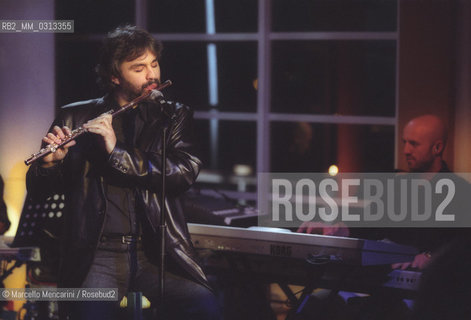 Torre del Lago (Lucca), September 22, 2001. Andrea Bocelli performing the song Cieli di Toscana for a videoclip during his birthday party / Torre del Lago (Lucca), 22 settembre 2001. Andrea Bocelli canta la canzone Cieli di Toscana per un videoclip durante la sua festa di compleanno - ©Marcello Mencarini/Rosebud2