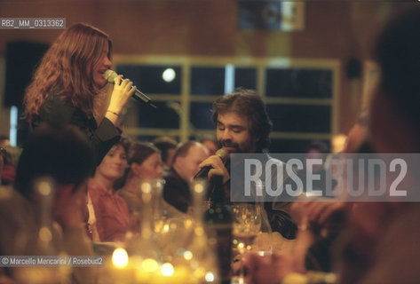Torre del Lago (Lucca), September 22, 2001. Andrea Bocelli and singer Helena Zellweig performing the song Cieli di Toscana for a videoclip during Bocellis birthday party / Torre del Lago (Lucca), 22 settembre 2001. Andrea Bocelli e Helena Zellweig cantano la canzone Cieli di Toscana per un videoclip durante la sua festa di compleanno - ©Marcello Mencarini/Rosebud2