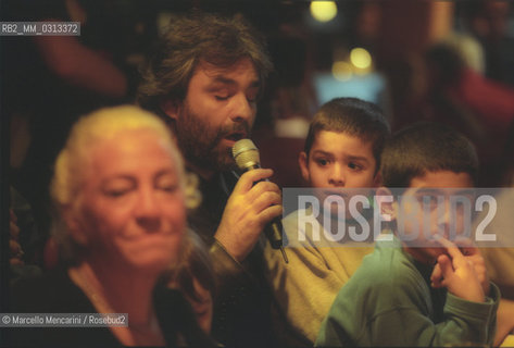 Torre del Lago (Lucca), September 22, 2001. Andrea Bocelli performing the song Cieli di Toscana for a videoclip during his birthday party. In the foreground his sons and his mother / Torre del Lago (Lucca), 22 settembre 2001. Andrea Bocelli canta la canzone Cieli di Toscana per un videoclip durante la sua festa di compleanno. In primo piano sua madre e i suoi figli - ©Marcello Mencarini/Rosebud2